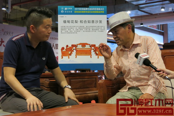 家具行業(yè)資深媒體人王周（右）與大匯堂董事胡春騰（左）探討此款沙發(fā)創(chuàng)新設(shè)計(jì)細(xì)節(jié)