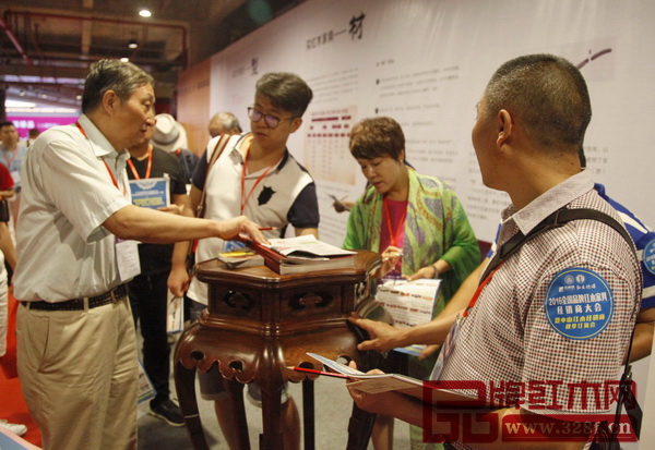 原故宮博物院文保科技部主任曹靜樓（左一）評(píng)鑒鴻運(yùn)堂參選產(chǎn)品