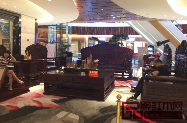 名家居世博園紅木家具館聚集了數(shù)十家高端紅木家具品牌