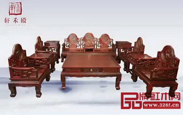 軒禾殿榮獲“受市場(chǎng)歡迎的紅木家具十大精品”的《大紅酸枝福祿雙全沙發(fā)》
