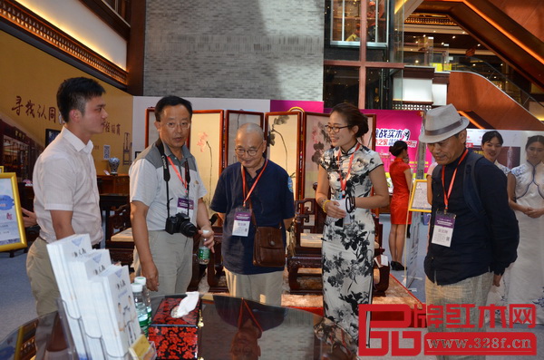 專家團(tuán)蒞臨軒禾殿紅木展示區(qū)現(xiàn)場(chǎng)進(jìn)行指導(dǎo) 專家團(tuán)蒞臨軒禾殿紅木展示區(qū)現(xiàn)場(chǎng)進(jìn)行指導(dǎo)