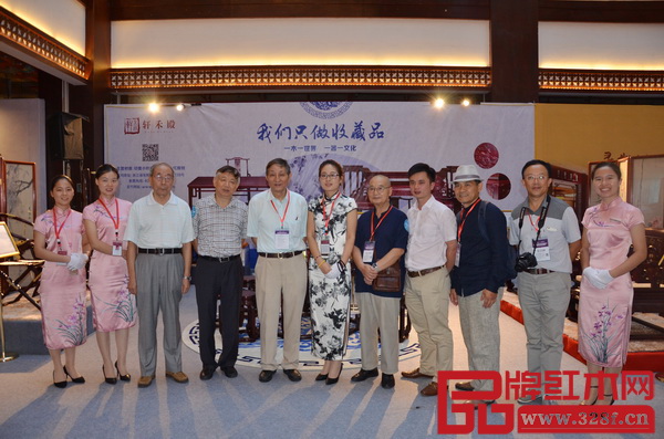 軒禾殿紅木營(yíng)銷經(jīng)理向藝（左六）與全聯(lián)民間文物藝術(shù)品商會(huì)會(huì)長(zhǎng)宋建文（左四），原故宮博物院文保科技部主任曹靜樓（左五），中國(guó)高等家具設(shè)計(jì)專業(yè)創(chuàng)始人、中南林業(yè)科技大學(xué)博士生導(dǎo)師胡景初（右五），《紅木家具通用技術(shù)條件》標(biāo)準(zhǔn)主要起草人之一曹新民（左三），華南農(nóng)業(yè)大學(xué)教授李凱夫（右二），家具行業(yè)資深媒體人王周（右三），全聯(lián)藝術(shù)紅木家具專委會(huì)執(zhí)行會(huì)長(zhǎng)林偉華（右四）一行在軒禾殿紅木展示區(qū)前合影留念