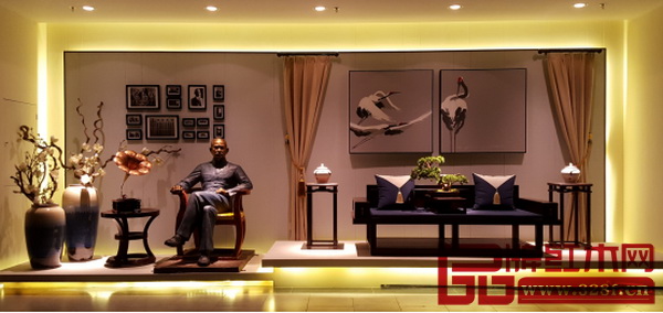 為紀(jì)念國富孫中山先生，【地天泰·國風(fēng)】的櫥窗特意設(shè)計(jì)為孫中山留影區(qū)