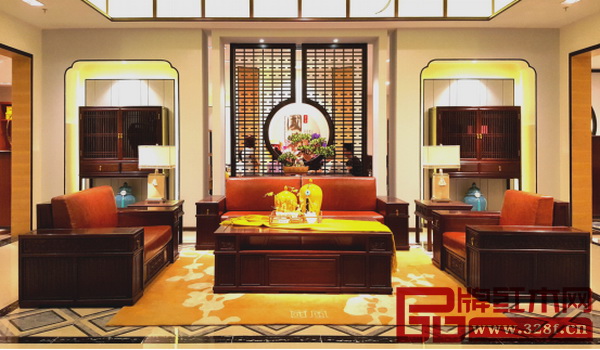 正門的入口處，透過圓形的鏤空通花，赫然可以看到國風(fēng)題字的實(shí)物掛畫