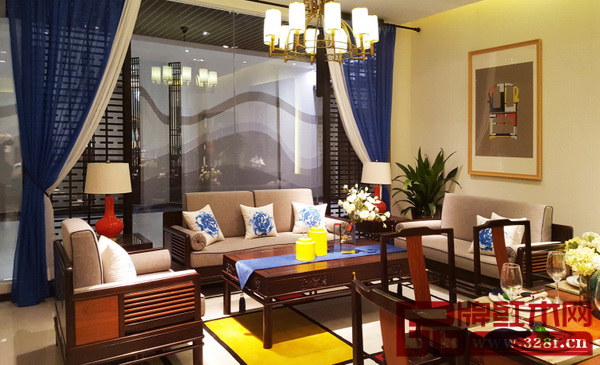 以《構(gòu)圖：紅黃藍(lán)》為靈感的客廳充滿現(xiàn)代摩登氣息之余又一種中式典雅