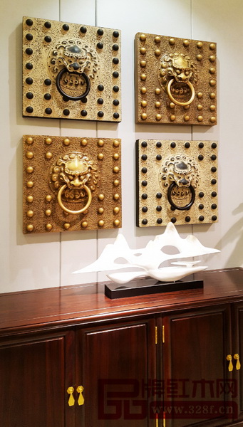 墻上的四只獅子形態(tài)各異，栩栩如生 