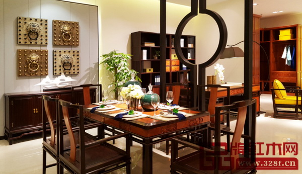 墻上的四只獅子形態(tài)各異，栩栩如生 