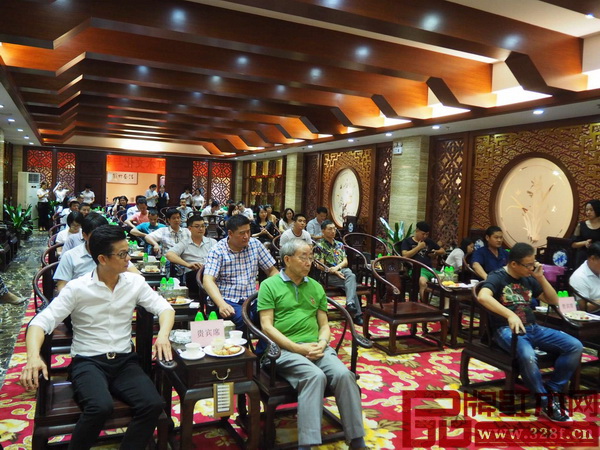 伍氏大觀園董事長(zhǎng)伍華善（左一），中國(guó)紅木家具技術(shù)專家、《紅木家具通用技術(shù)條件》標(biāo)準(zhǔn)主要起草人之一曹新民（左二）以及中國(guó)建設(shè)銀行中山市分行相關(guān)人員等出席了此次高端講座