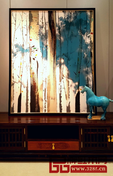 現(xiàn)代藝術(shù)氣質(zhì)、色調(diào)與紅木家具碰撞出強(qiáng)烈的火花 