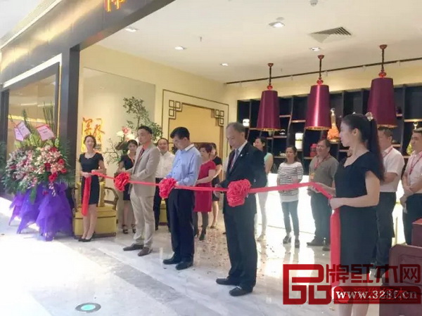 深發(fā)紅木張祝林董事長(中一)、東莞世博園國際展覽中心總經(jīng)理許宗彤先生(右一)、深發(fā)紅木總經(jīng)理謝偉國先生(左一)為深發(fā)紅木世博園店剪彩 深發(fā)紅木張祝林董事長(中一)、東莞世博園國際展覽中心總經(jīng)理許宗彤先生(右一)、深發(fā)紅木總經(jīng)理謝偉國先生(左一)為深發(fā)紅木世博園店剪彩