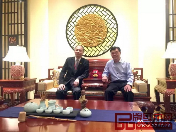 深發(fā)紅木董事長張董與東莞世博園總經(jīng)理許總交流 深發(fā)紅木董事長張董與東莞世博園總經(jīng)理許總交流