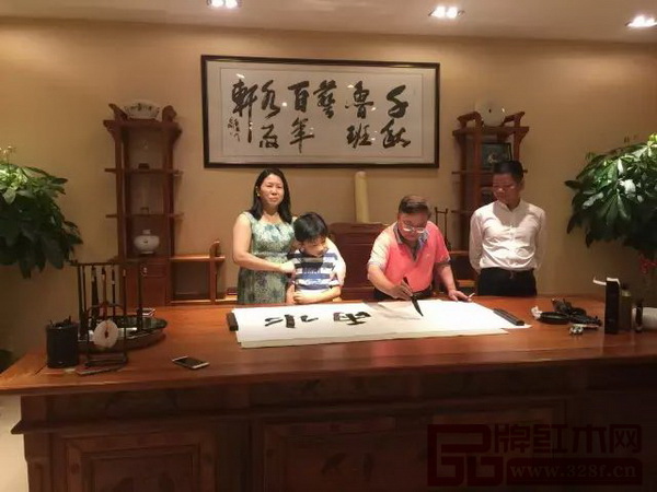 水雨軒總經(jīng)理廖升中(右一)與劉斯奮(右二)合影 水雨軒總經(jīng)理廖升中(右一)與劉斯奮(右二)合影