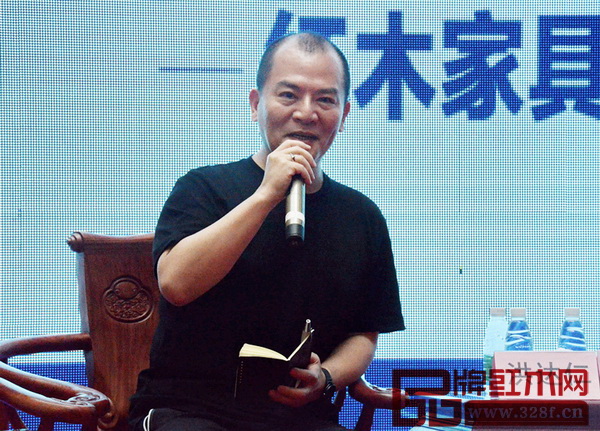 中山市紅木古典家具學(xué)會顧問、洪達(dá)仁設(shè)計咨詢(深圳)有限公司總裁洪達(dá)仁 中山市紅木古典家具學(xué)會顧問、洪達(dá)仁設(shè)計咨詢(深圳)有限公司總裁洪達(dá)仁