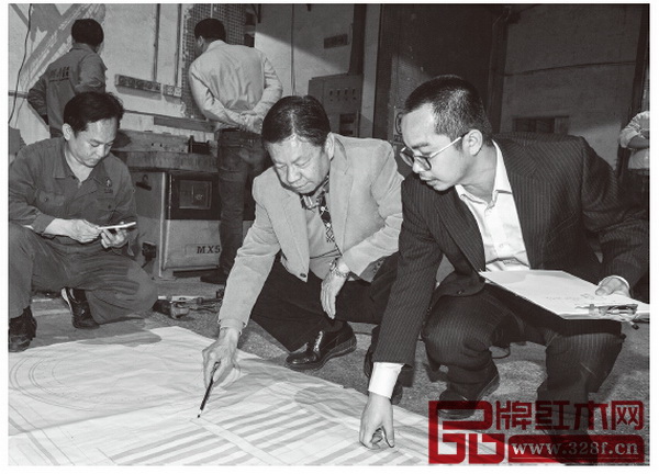 陳國壽（右二）親自前往車間，對照圖紙，嚴(yán)格要求技術(shù)團(tuán)隊(duì)按標(biāo)準(zhǔn)生產(chǎn)