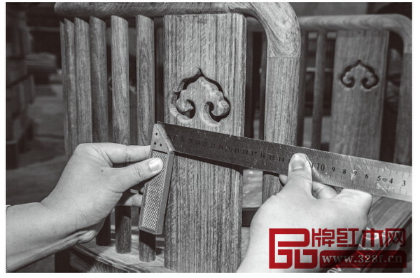 明式家具講究造型比例協(xié)調(diào)，新明式家具也一樣，國壽椅也是反復(fù)測量并修改后確定最終完美比例