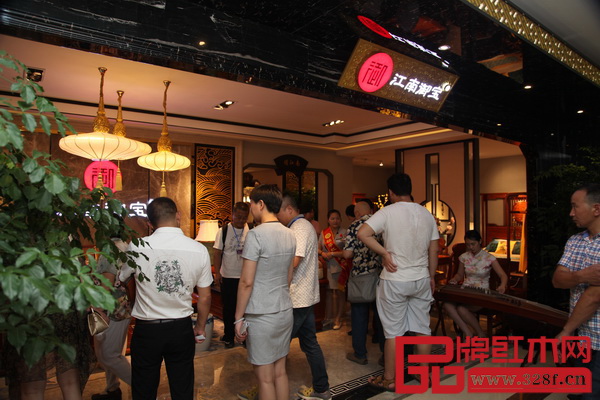 經(jīng)銷商們參觀“江南御寶”展廳 經(jīng)銷商們參觀“江南御寶”展廳