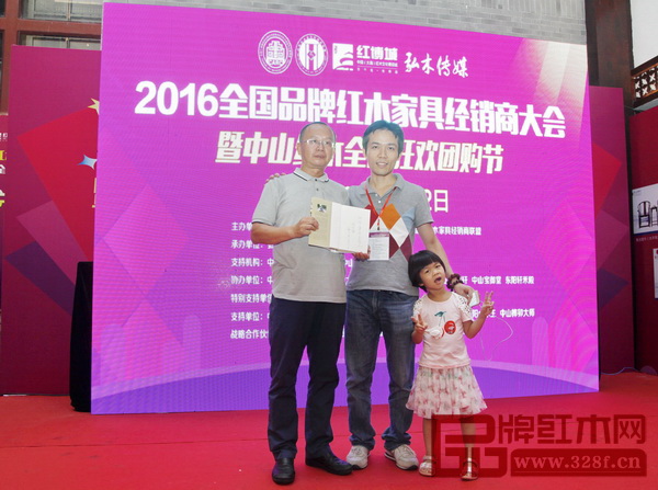 周京南與消費(fèi)者合影 周京南與消費(fèi)者合影