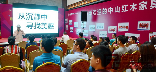 王周講座現(xiàn)場(chǎng),消費(fèi)者專(zhuān)注的在聽(tīng)講座 王周講座現(xiàn)場(chǎng),消費(fèi)者專(zhuān)注的在聽(tīng)講座