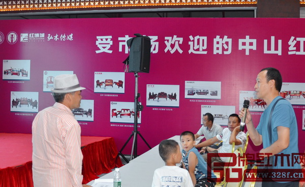 現(xiàn)場(chǎng)消費(fèi)者針對(duì)講座內(nèi)容向王周提問(wèn) 現(xiàn)場(chǎng)消費(fèi)者針對(duì)講座內(nèi)容向王周提問(wèn)