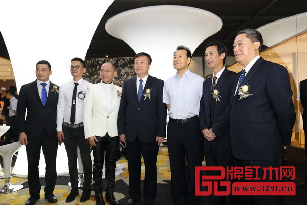 出席本次展會(huì)的相關(guān)領(lǐng)導(dǎo)參觀展會(huì)現(xiàn)場(chǎng) 出席本次展會(huì)的相關(guān)領(lǐng)導(dǎo)參觀展會(huì)現(xiàn)場(chǎng)