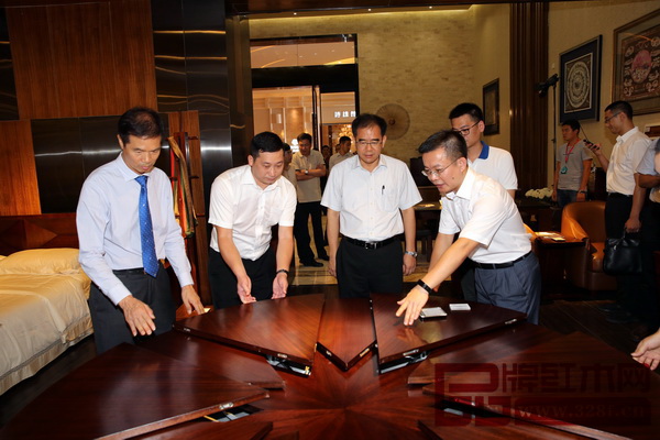 出席本次展會(huì)的相關(guān)領(lǐng)導(dǎo)參觀展會(huì)現(xiàn)場(chǎng) 出席本次展會(huì)的相關(guān)領(lǐng)導(dǎo)參觀展會(huì)現(xiàn)場(chǎng)