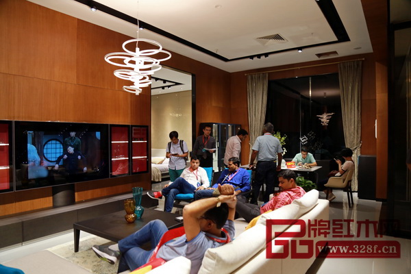 參觀者體驗(yàn)家具 參觀者體驗(yàn)家具