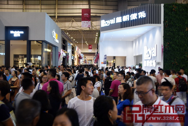 名家具展會(huì)現(xiàn)場(chǎng)人山人海 名家具展會(huì)現(xiàn)場(chǎng)人山人海