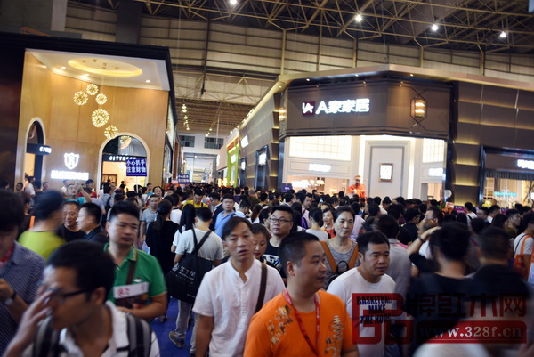 名家具展會(huì)現(xiàn)場(chǎng)人山人海 名家具展會(huì)現(xiàn)場(chǎng)人山人海