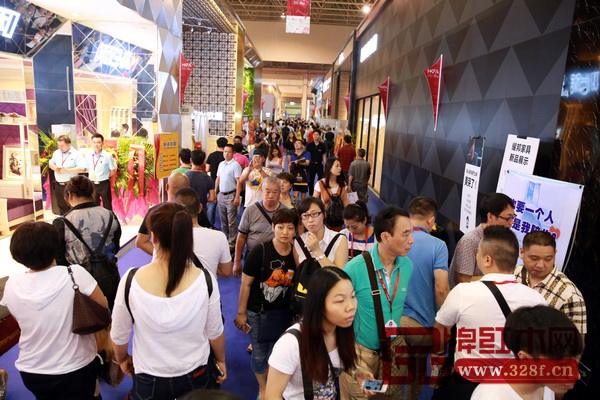 知名品牌展廳門(mén)口聚集了大量的參觀者 知名品牌展廳門(mén)口聚集了大量的參觀者