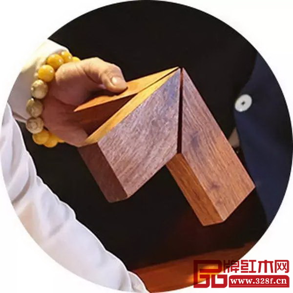 “粽角榫”也叫三角齊尖,它的特點是每個角都以三根方材格角結合在一起 “粽角榫”也叫三角齊尖,它的特點是每個角都以三根方材格角結合在一起