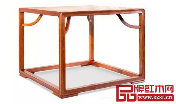 世外桃源利用好霸王棖,既增加了家具的牢固性又極富美感,觀其外簡潔流暢,觀其內俊逸挺秀,簡潔的形態(tài)中蘊含著雅致韻味(圖為世外桃源四方桌) 世外桃源利用好霸王棖,既增加了家具的牢固性又極富美感,觀其外簡潔流暢,觀其內俊逸挺秀,簡潔的形態(tài)中蘊含著雅致韻味(圖為世外桃源四方桌)