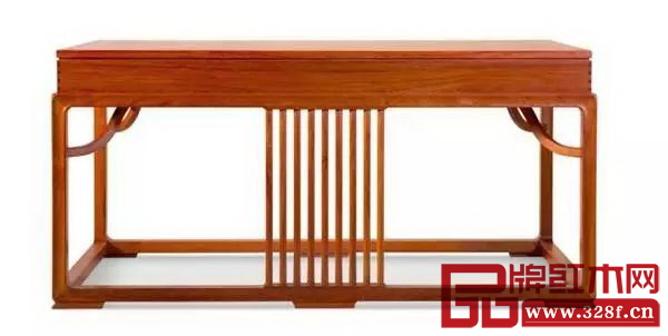 世外桃源系列將直欞元素放大,加以改進組合,以看似簡簡單單的直線,組成別有洞天的各種幾何面,多視覺審視依然韻味綿長(圖為世外桃源書臺) 世外桃源系列將直欞元素放大,加以改進組合,以看似簡簡單單的直線,組成別有洞天的各種幾何面,多視覺審視依然韻味綿長(圖為世外桃源書臺)