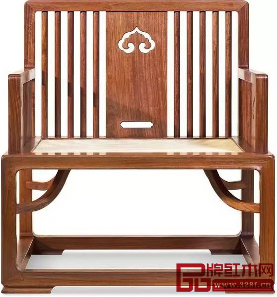 直欞在傳統(tǒng)明式家具中主要用于椅類和柜類(圖為世外桃源單人沙發(fā),也裝飾了如意云紋) 直欞在傳統(tǒng)明式家具中主要用于椅類和柜類(圖為世外桃源單人沙發(fā),也裝飾了如意云紋)