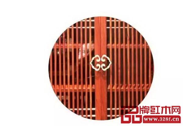 世外桃源明軒鞋柜不僅金屬飾件運用了如意云紋,整體還采用了直欞式樣 世外桃源明軒鞋柜不僅金屬飾件運用了如意云紋,整體還采用了直欞式樣