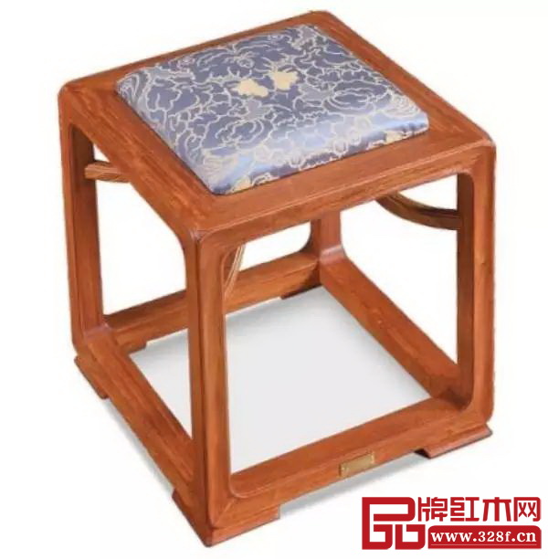 世外桃源這次突破性的在坐面采用了具有中國元素花紋的軟包,增強家具的舒適度(圖為世外桃源四方凳) 世外桃源這次突破性的在坐面采用了具有中國元素花紋的軟包,增強家具的舒適度(圖為世外桃源四方凳)