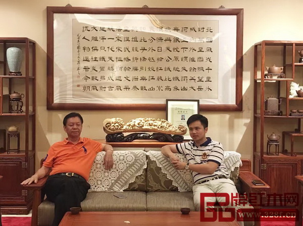 陳國壽(左)希望更多的企業(yè)一起來研發(fā)新明式,讓新明式成為一個時代的標(biāo)簽;而弘木傳媒CEO林偉華(右)表示,新明式將會得到前所未有的發(fā)展 陳國壽(左)希望更多的企業(yè)一起來研發(fā)新明式,讓新明式成為一個時代的標(biāo)簽;而弘木傳媒CEO林偉華(右)表示,新明式將會得到前所未有的發(fā)展