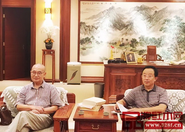 中國高等家具設(shè)計(jì)專業(yè)創(chuàng)始人、中南林業(yè)科技大學(xué)博士生導(dǎo)師胡景初(左)表示,傳統(tǒng)不是一成不變的,紅木行業(yè)的認(rèn)識也應(yīng)該與時俱進(jìn);而華南農(nóng)業(yè)大學(xué)教授、博士生導(dǎo)師李凱夫(右)希望新明式可以成為傳世之作 中國高等家具設(shè)計(jì)專業(yè)創(chuàng)始人、中南林業(yè)科技大學(xué)博士生導(dǎo)師胡景初(左)表示,傳統(tǒng)不是一成不變的,紅木行業(yè)的認(rèn)識也應(yīng)該與時俱進(jìn);而華南農(nóng)業(yè)大學(xué)教授、博士生導(dǎo)師李凱夫(右)希望新明式可以成為傳世之作
