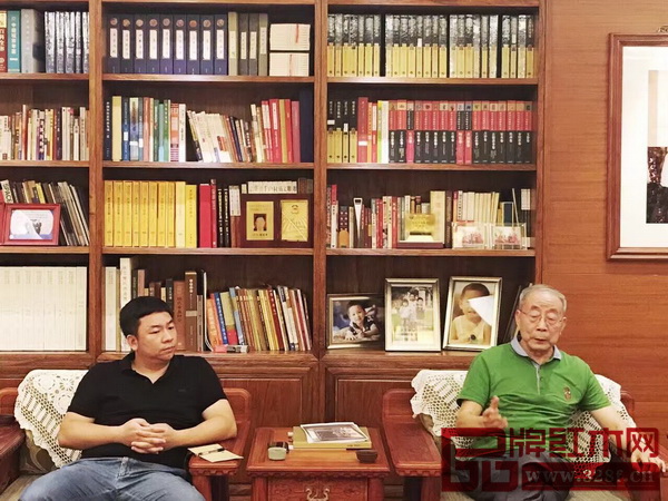 中國技術(shù)紅木家具專家、《紅木家具通用技術(shù)條件》標(biāo)準(zhǔn)主要起草人之一曹新民(右)期望國壽紅木提出的新明式在業(yè)界產(chǎn)生強(qiáng)大的影響力 中國技術(shù)紅木家具專家、《紅木家具通用技術(shù)條件》標(biāo)準(zhǔn)主要起草人之一曹新民(右)期望國壽紅木提出的新明式在業(yè)界產(chǎn)生強(qiáng)大的影響力