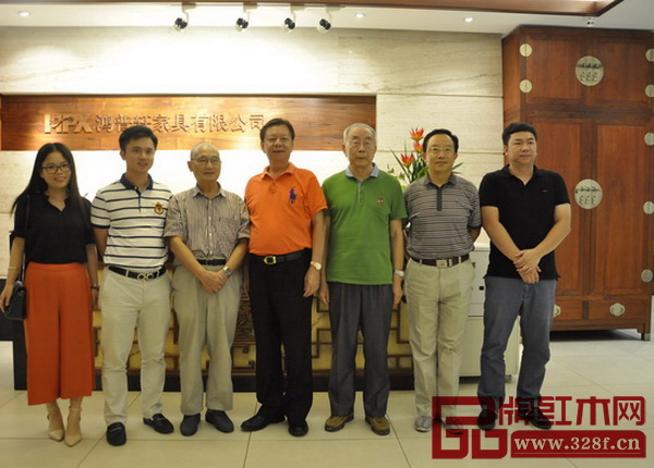 中國高等家具設(shè)計(jì)專業(yè)創(chuàng)始人、中南林業(yè)科技大學(xué)博士生導(dǎo)師胡景初(左三),中國技術(shù)紅木家具專家、《紅木家具通用技術(shù)條件》標(biāo)準(zhǔn)主要起草人之一曹新民(右三),華南農(nóng)業(yè)大學(xué)教授、博士生導(dǎo)師李凱夫(右二),全聯(lián)藝術(shù)紅木家具專委會執(zhí)行會長、弘木傳媒CEO林偉華(左二)與國壽紅木董事長陳國壽(左四)、國壽紅木總經(jīng)理陳衛(wèi)棠(右一)在國壽紅木公司合影 中國高等家具設(shè)計(jì)專業(yè)創(chuàng)始人、中南林業(yè)科技大學(xué)博士生導(dǎo)師胡景初(左三),中國技術(shù)紅木家具專家、《紅木家具通用技術(shù)條件》標(biāo)準(zhǔn)主要起草人之一曹新民(右三),華南農(nóng)業(yè)大學(xué)教授、博士生導(dǎo)師李凱夫(右二),全聯(lián)藝術(shù)紅木家具專委會執(zhí)行會長、弘木傳媒CEO林偉華(左二)與國壽紅木董事長陳國壽(左四)、國壽紅木總經(jīng)理陳衛(wèi)棠(右一)在國壽紅木公司合影