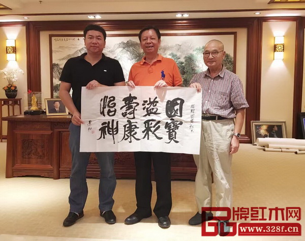 中國高等家具設(shè)計(jì)專業(yè)創(chuàng)始人、中南林業(yè)科技大學(xué)博士生導(dǎo)師胡景初(右一)題贈國壽紅木:國寶溢彩 壽康怡神 中國高等家具設(shè)計(jì)專業(yè)創(chuàng)始人、中南林業(yè)科技大學(xué)博士生導(dǎo)師胡景初(右一)題贈國壽紅木:國寶溢彩 壽康怡神