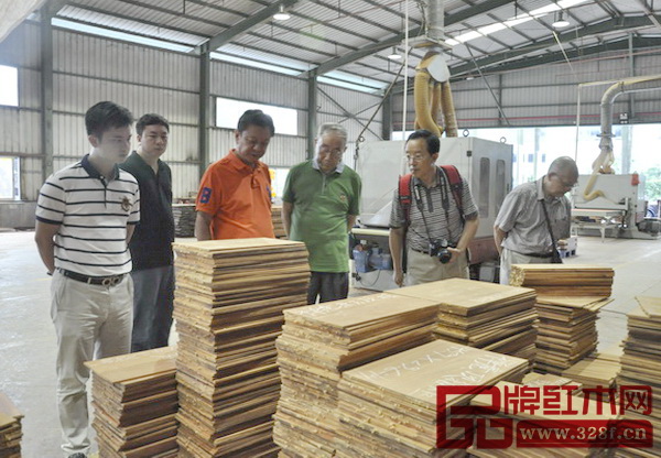 討論結(jié)束后,專家們實(shí)地走訪了國壽紅木的工廠 討論結(jié)束后,專家們實(shí)地走訪了國壽紅木的工廠