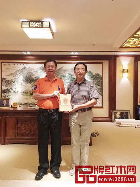 華南農(nóng)業(yè)大學(xué)教授、博士生導(dǎo)師李凱夫贈送國壽紅木董事長陳國壽自己的著作《三香寶典》 華南農(nóng)業(yè)大學(xué)教授、博士生導(dǎo)師李凱夫贈送國壽紅木董事長陳國壽自己的著作《三香寶典》