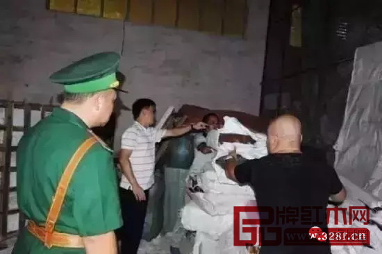 對(duì)每件出口中國(guó)的半成品家具，越南公安都要求拆開包裝進(jìn)行現(xiàn)場(chǎng)檢查 