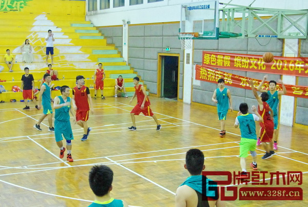 隊(duì)員們的相互配合體現(xiàn)了團(tuán)結(jié)奮進(jìn)的客家精神