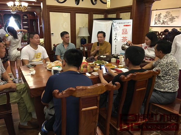 紅寶軒董事長曹兆庭現(xiàn)場介紹眾籌規(guī)則和優(yōu)惠政策 