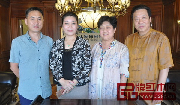 紅寶軒董事長曹兆庭與木森林貴族家居生活館負(fù)責(zé)人合影留念 紅寶軒董事長曹兆庭與木森林貴族家居生活館負(fù)責(zé)人合影留念