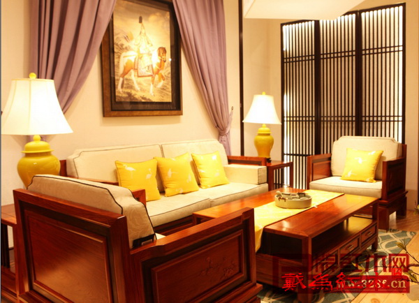 戴為紅木東莞展展廳擺放著端莊大氣的“TW玉堂富貴系列”新品