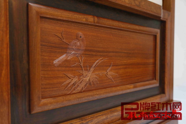 材質(zhì)的拼接組合形成一種視覺的反差，增添了當(dāng)代審美的時尚感。栩栩如生的花鳥，展示了絲翎檀雕工藝的精湛