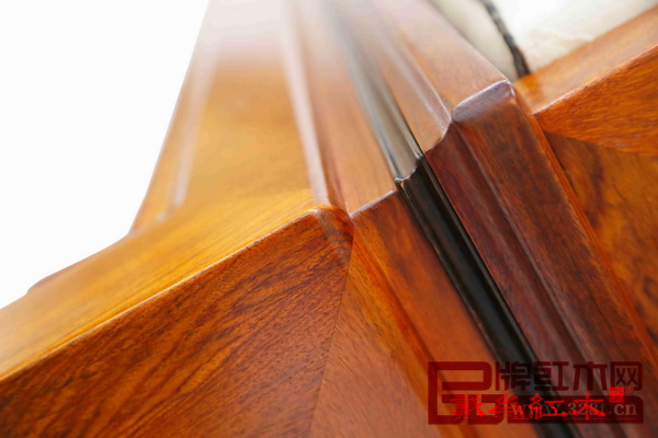 戴為紅木最新研發(fā)的源漿髹漆工藝使木質(zhì)表面圓潤順滑