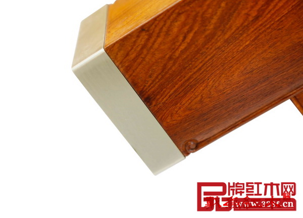 精美的白銅包角，在保護(hù)家具腿腳細(xì)節(jié)部位的同時也增加了時尚感。在包角上方一個不起眼的部位，一條纖細(xì)的卷珠線條雕刻于腿腳外延，設(shè)計師的用心可見一斑